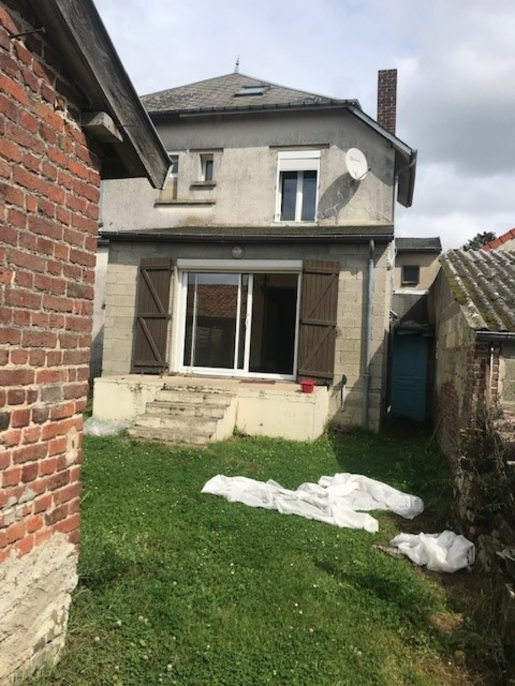 Maisons achat vente La Fère 64 500 € FAI 467 Maison de ville semi-mitoyenne
Entrée, wc, cuisine, Séjour double,  wc,  douche et lavabo, 
A l'étage: 2 chambres,  
Au second : 1 chambre mansardée
1 dépendance à l’arrière de la maison

Chauffage fueL
 Sur un terrain de 2ares 52ca

PRIX: 64 500€ 
