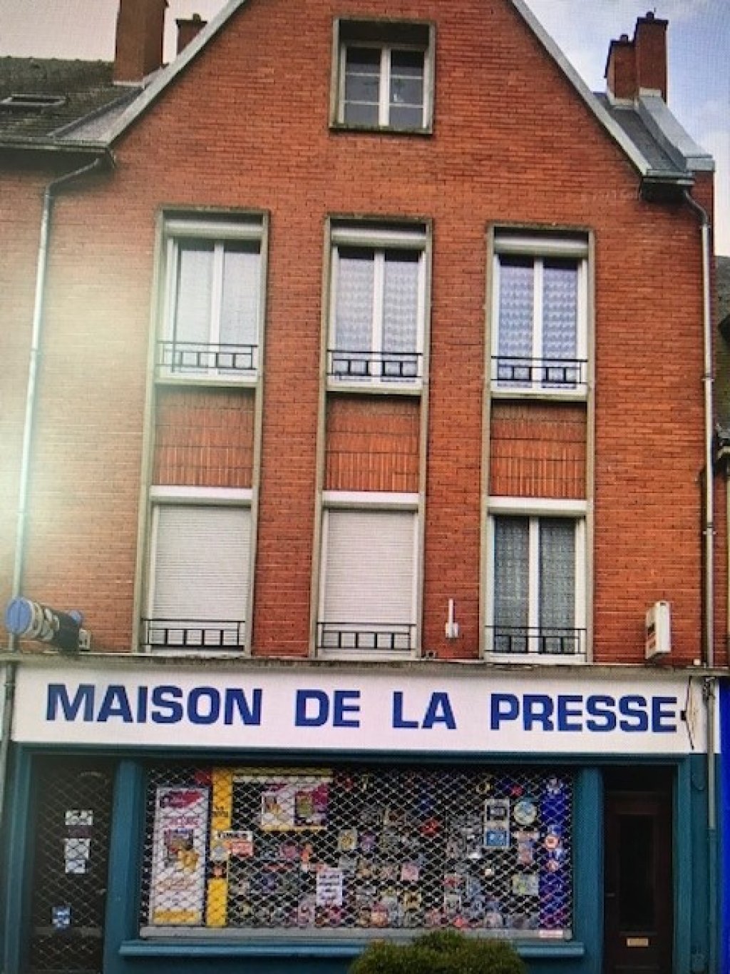 Maisons achat vente La Fère 149 900 € FAI 471 IMMEUBLE,  CENTRE VILLE
 RDC : Commerce environ 60m² avec bureau et sanitaires
 ETAGE : Bel appartement de 120m² sur 2 niveaux
 Chauffage électrique, possibilité poêle
 Terrasse, grenier aménageable
  Dépendances, atelier, réserve, garage 2 voitures

PRIX :149900€
Honoraires de négociation Charge vendeur

