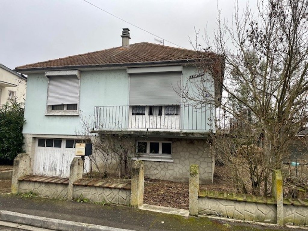 Maisons achat vente La Fère 69 500 € FAI 473 Maison à vendre La Fère dans l'Aisne (02), secteur calme, pavillon sur sous-sol
Entrée, cuisine, séjour, 3 chambres, salle de bains, wc
En sous-sol: garage, atelier, cave
Chauffage fuel
sur un terrain de 4ares 86ca