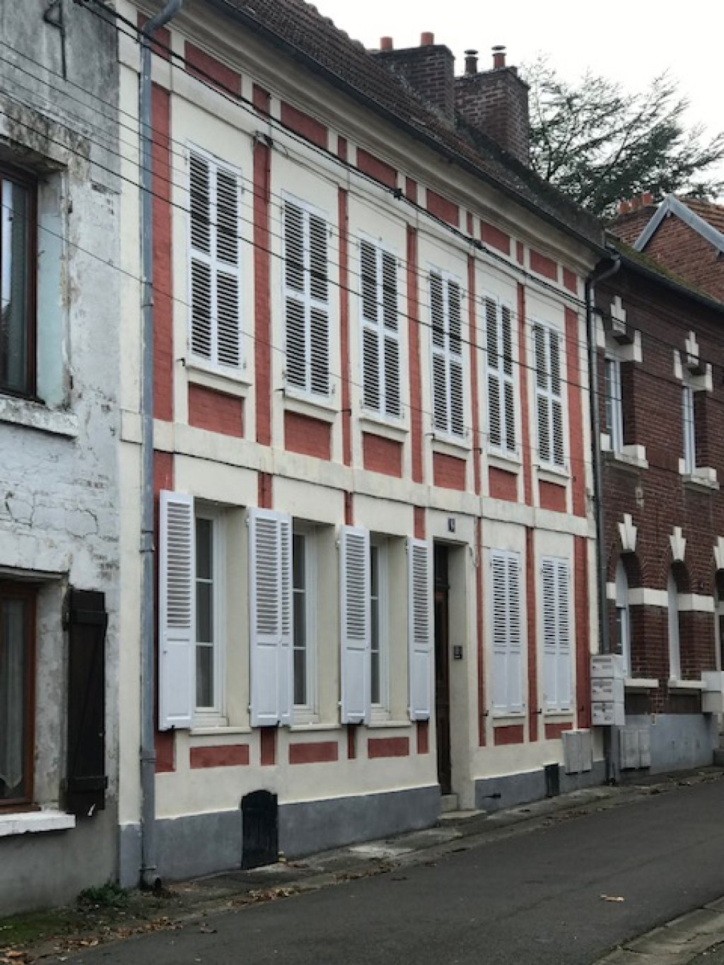 Maisons achat vente La Fère 148 400 € FAI 474 Immeuble à vendre La Fère dans l'Aisne (02), à proximité du centre ville, écoles, et parking, Investisseur ou particulier, immeuble composé de 3 logements, facilement modifiable pour une famille.
13 pièces, 6 chambres, 3 salles d'eau, 1 cabinet toilette,  Actuellement vide pour chaque possibilité.....
Chauffage au gaz 
1 grand garage, Terrasse, jardin, 

Prix: 148400€ 
Honoraires de négociation à la charge du vendeur