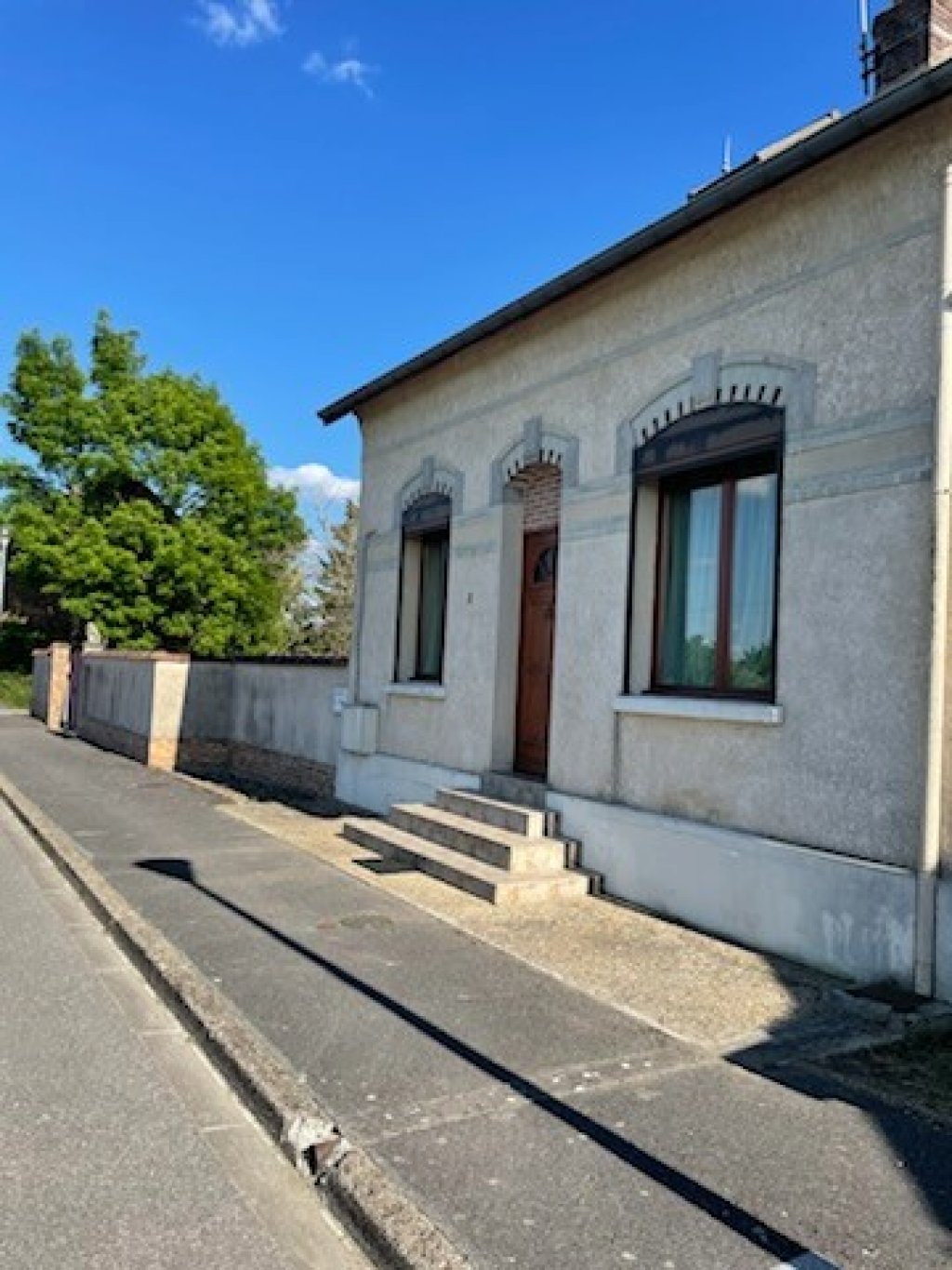 Maisons achat vente La Fère 169 600 € FAI 477 Maison à vendre Fargniers dans l'Aisne (02), secteur très calme, à proximité de toutes commodités
Entrée sur grand séjour, cuisine aménagée, wc, à l'étage, 2 chambres, dressing, salle de bains avec douche, baignoire et wc , 
En rez de jardin: bureau, lingerie avec wc, grande cave, terrasse.
Une grande dépendance, un double garage, portail motorisé.
Sur un terrain clos et arboré de 12ares 80ca.