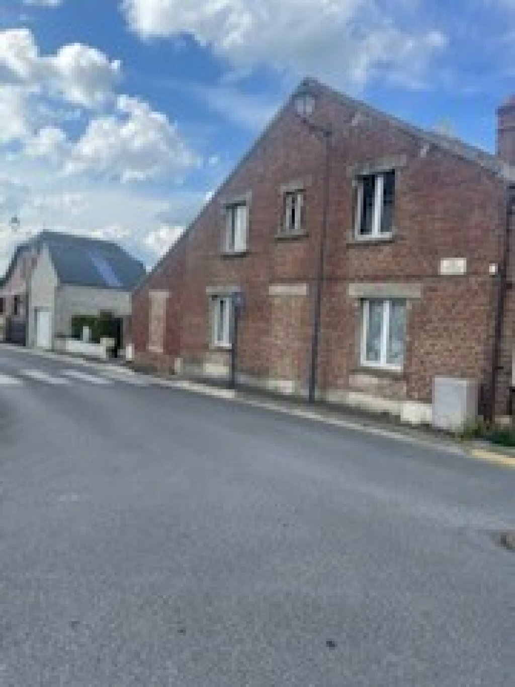 Maisons achat vente La Fère 44 500 € FAI 481 Maison à vendre Saint-Gobain dans l'Aisne (02), 
Maison à rénover entièrement
Idéal primo accédant ou investisseur.
Cuisine, salon, séjour, salle de bains, wc, à l'étage: 2 chambres
Courette et garage avec grenier.
Sur un terrain de 1ares 43ca.