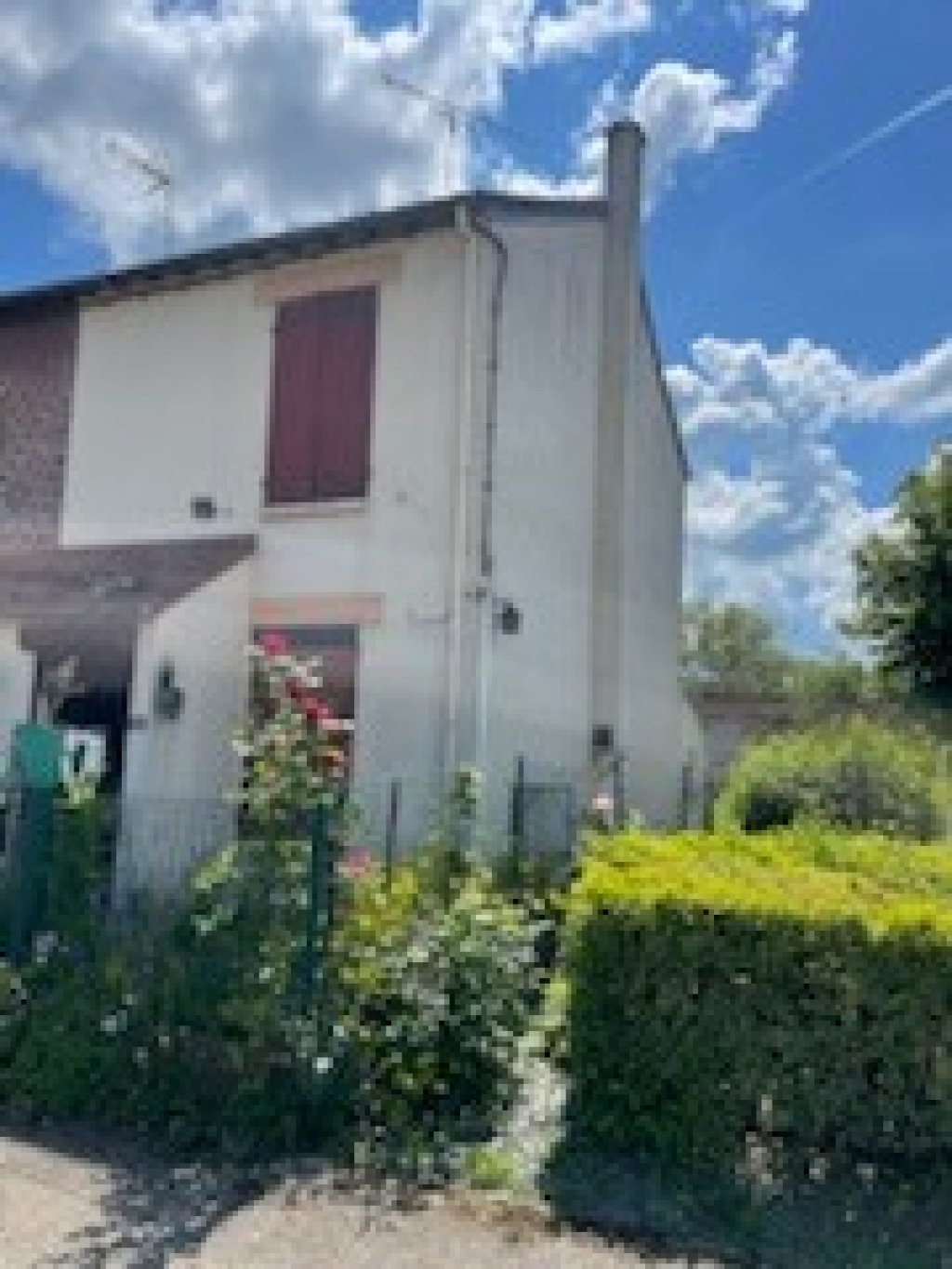 Maisons achat vente La Fère 39 500 € FAI 482 Maison à vendre Beautor dans l'Aisne (02), Maison mitoyenne d'un seul côté, 
Cuisine, séjour, petite véranda, wc, à l'étage: 2 chambres.
courette et garage non attenant.
Gros travaux à prévoir 